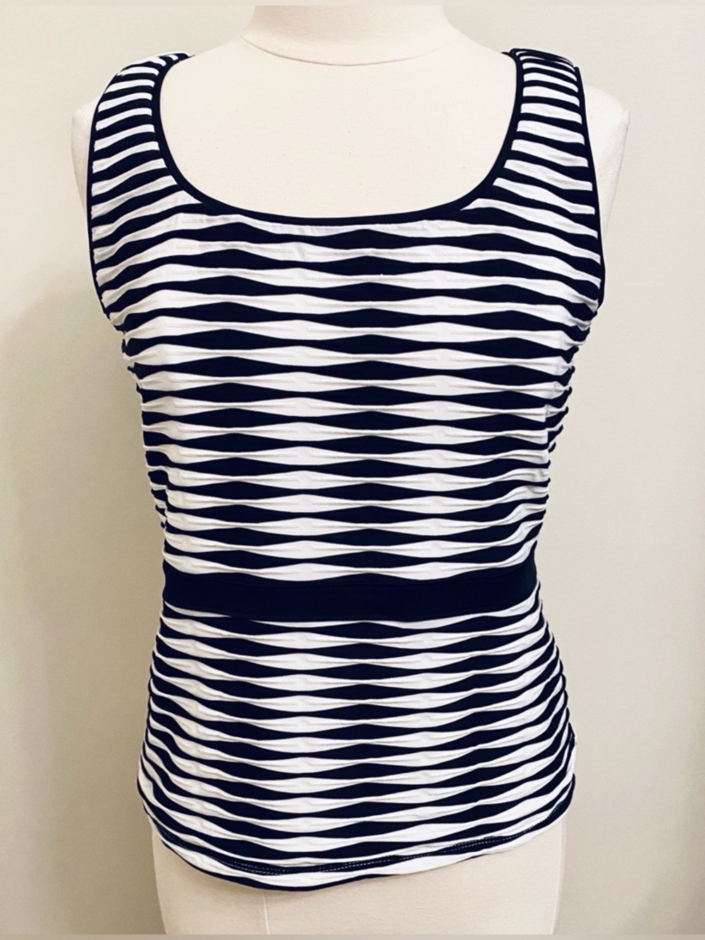 White House Black Market Black White Optical SZ M Retro Mod Corporate Chic top